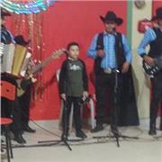 Profesora de matemáticas imparte clases a niños de primaria